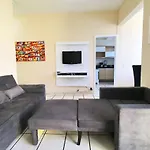 Cobertura de 2 quartos com terraço a uma quadra da praia em Copacabana