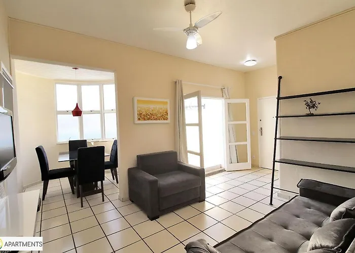 Cobertura de 2 quartos com terraço a uma quadra da praia em Copacabana